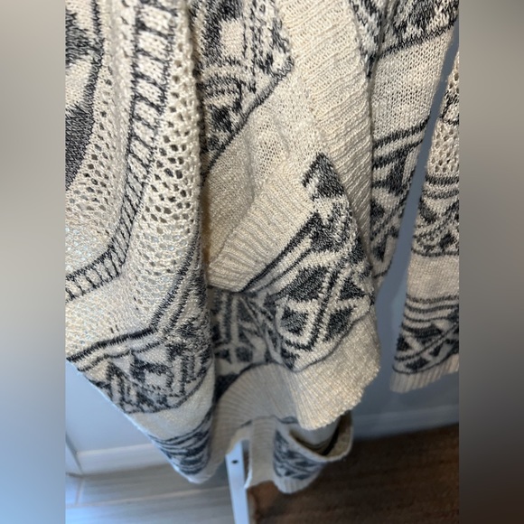 Pink Republic Size Medium Aztec Print Oat and Black Cardigan - Picture 4 of 7